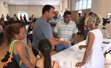 Varias familias recibieron sus escrituras